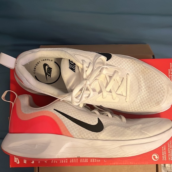 Woman’s 10 Nike wear all day - Picture 5 of 5